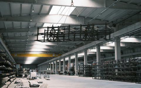 旧厂房改造加装起重机：梁柱加固轨道安装与设备选型方法