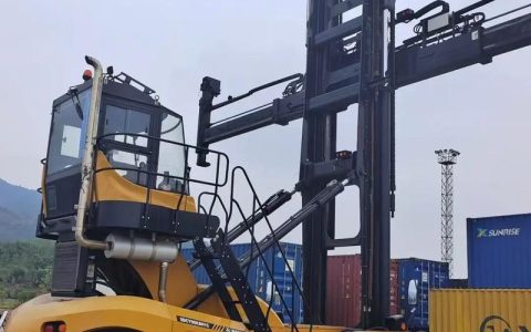 集装箱空箱堆高机技术参数详解各吨位举升能力堆码层数与选型规格