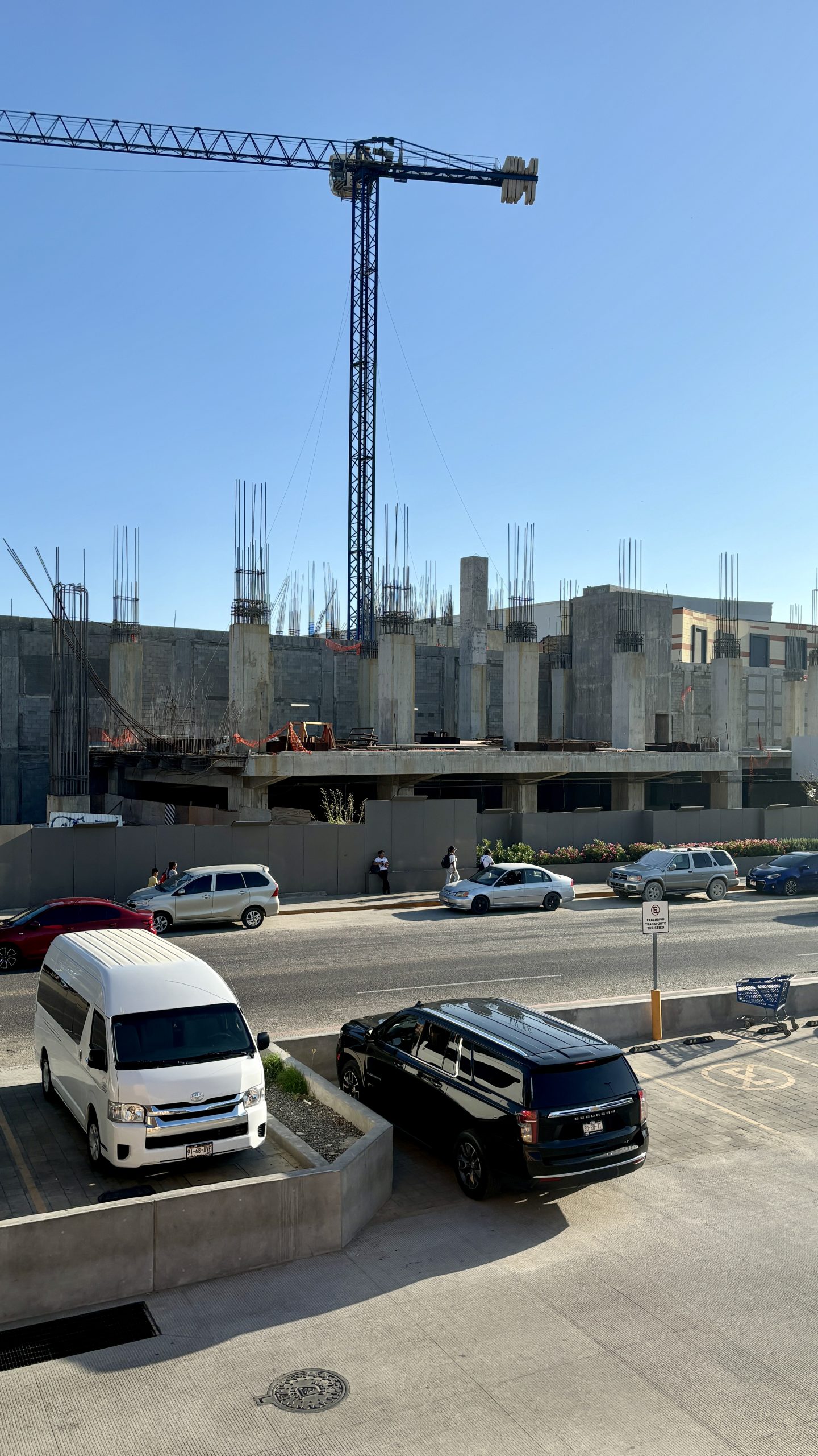 wikimedia_174269494_FileConstruction_site_in_Cabo_San_Lucas_