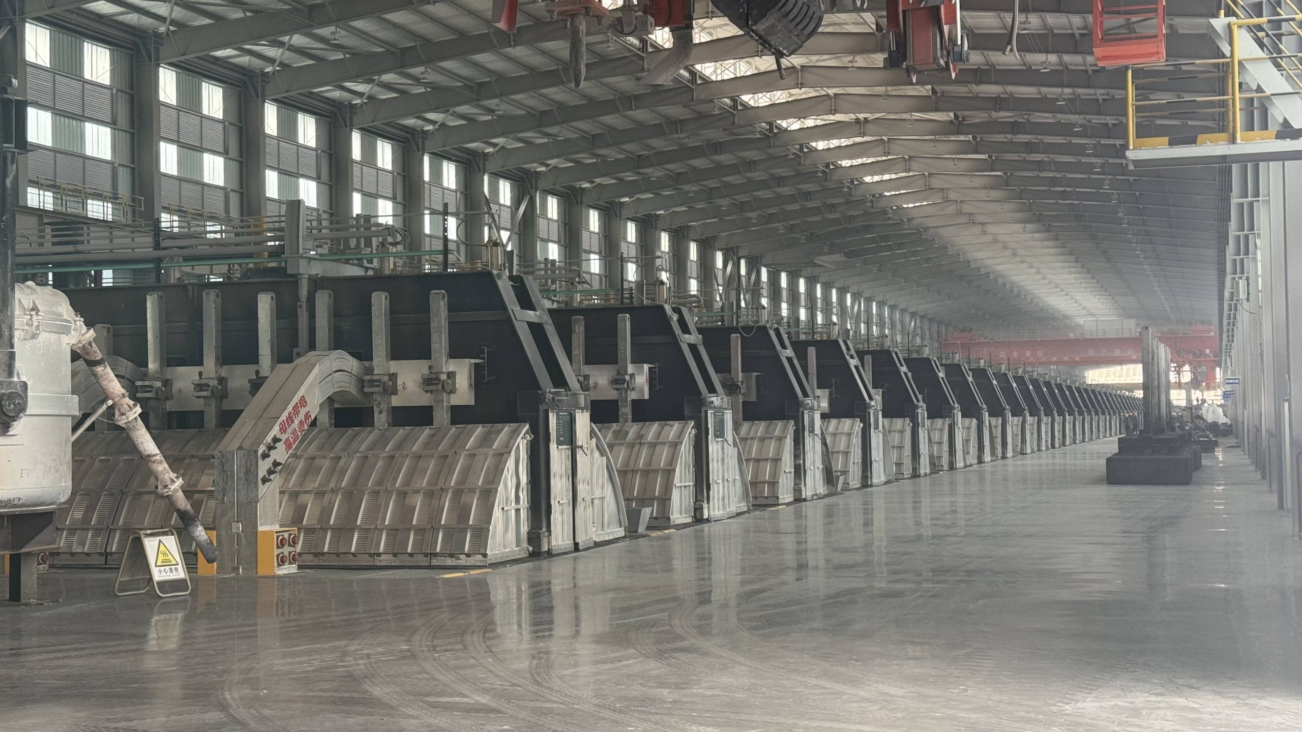 电解起重机实物图——铝电解车间使用场景