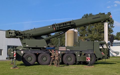 利勃海尔推出新型LTM1090-4.2型90吨级四轴全地面起重机