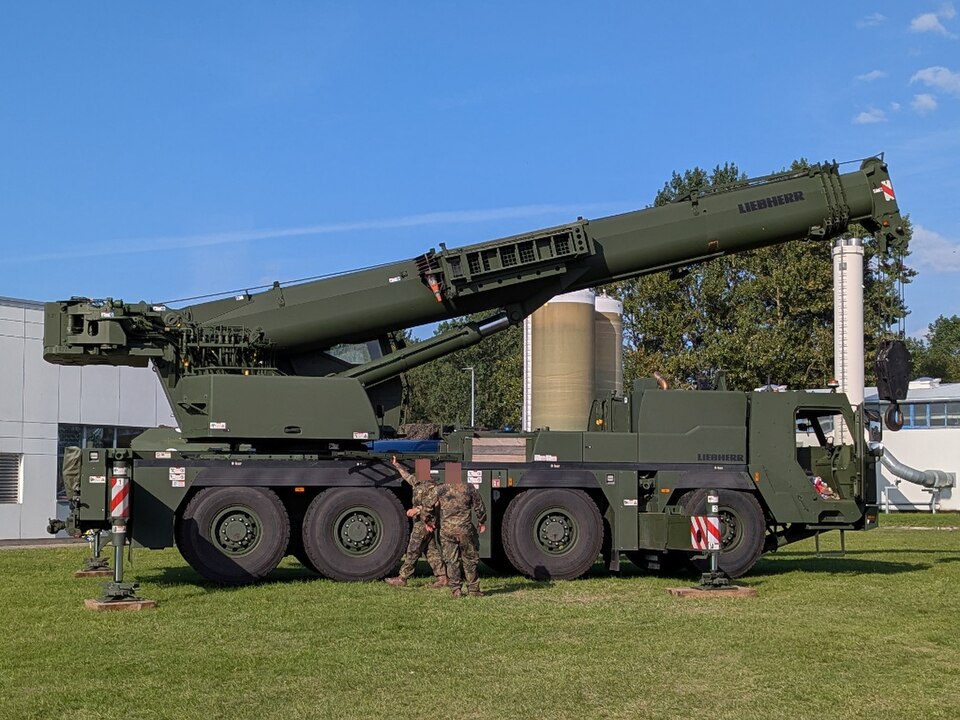 利勃海尔推出新型LTM1090-4.2型90吨级四轴全地面起重机